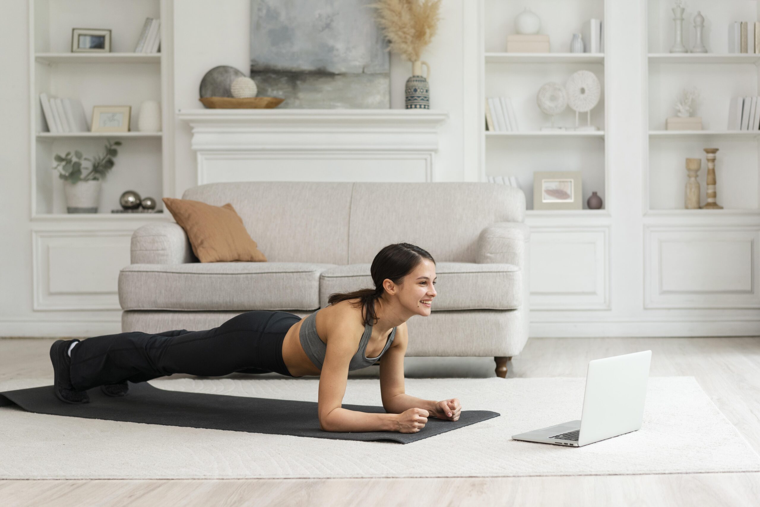 mujer-joven-haciendo-ejercicio-en-casa
