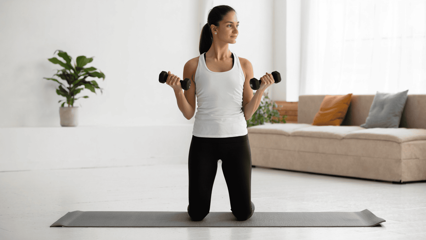 Mujer haciendo ejercicio en casa con mancuernas y esterilla