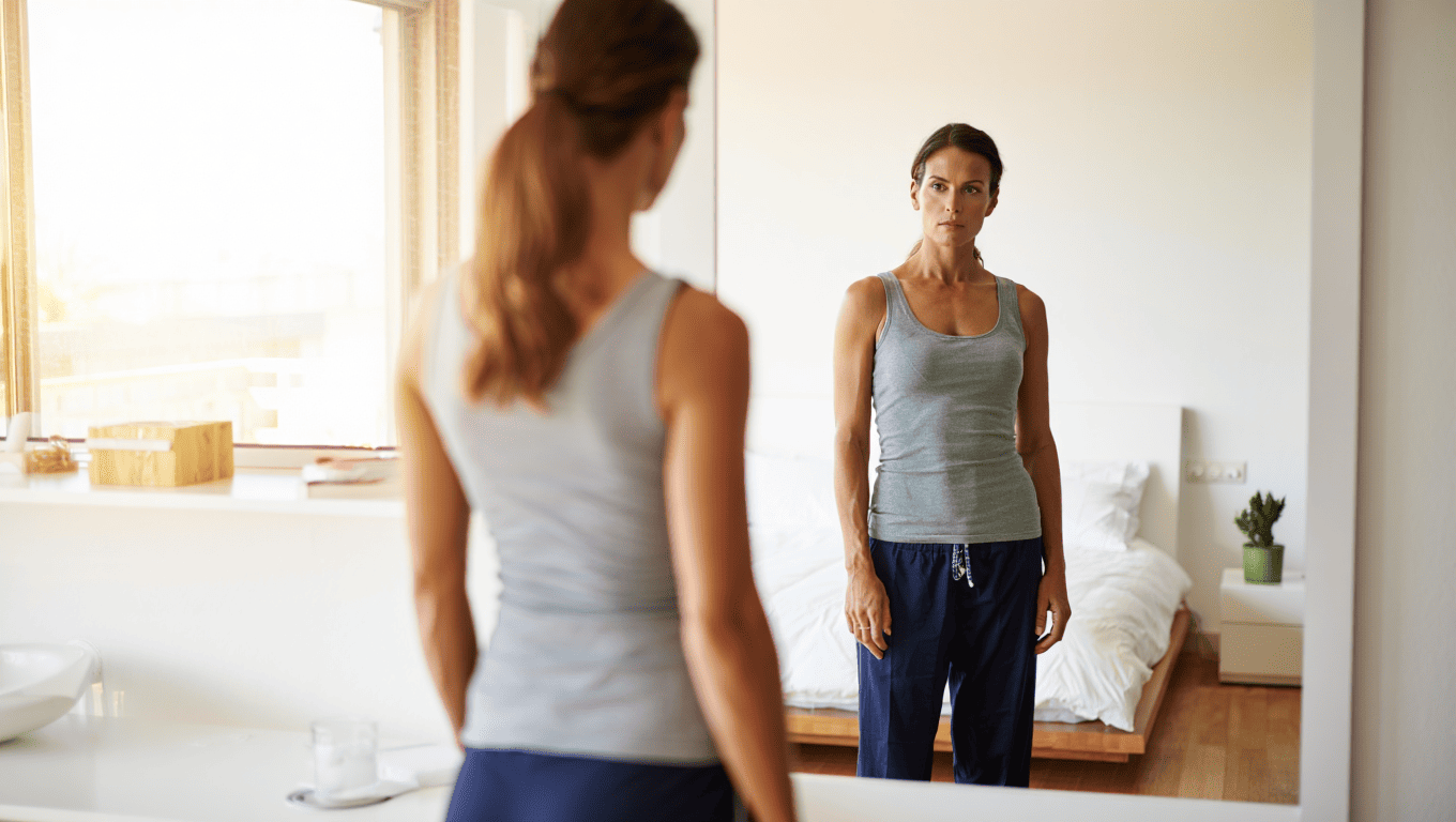 Mujer mirandose en el espejo