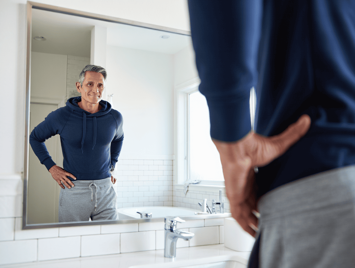 Hombre 50 años mirándose al espejo